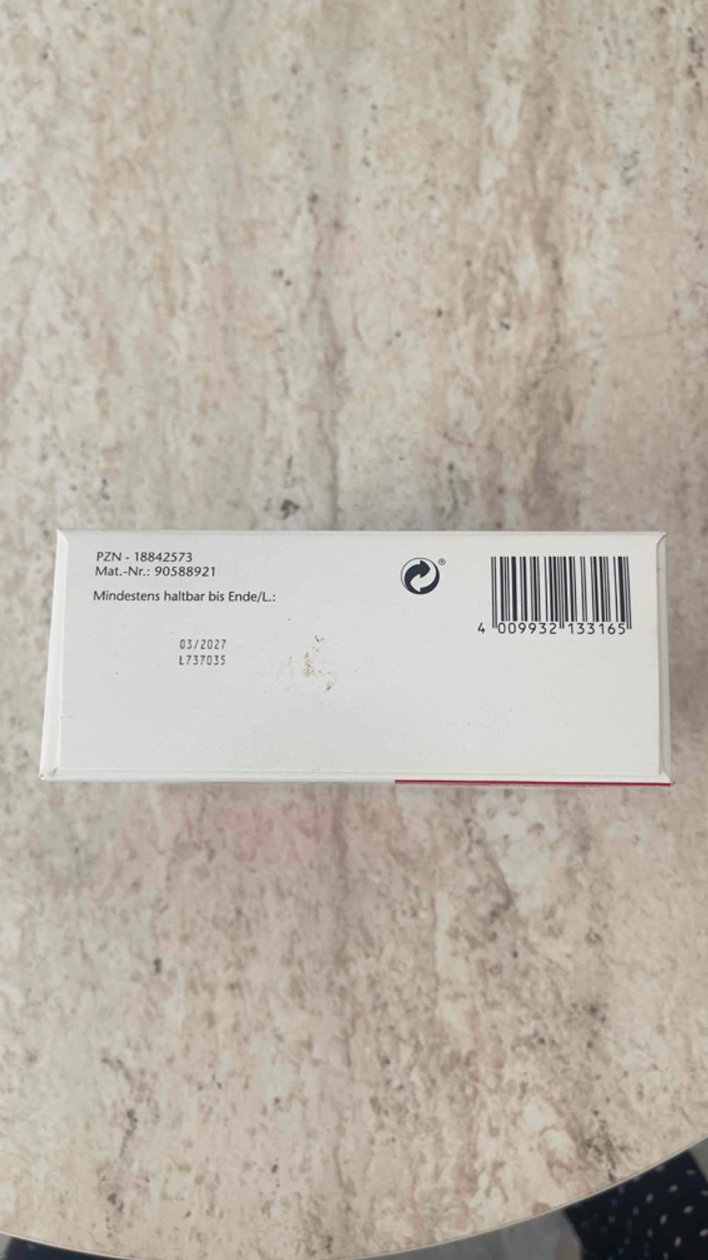 Die Verpackung des getesteten Elektrolyt-Pulvers mit Strichcode auf einer hellen Fläche.