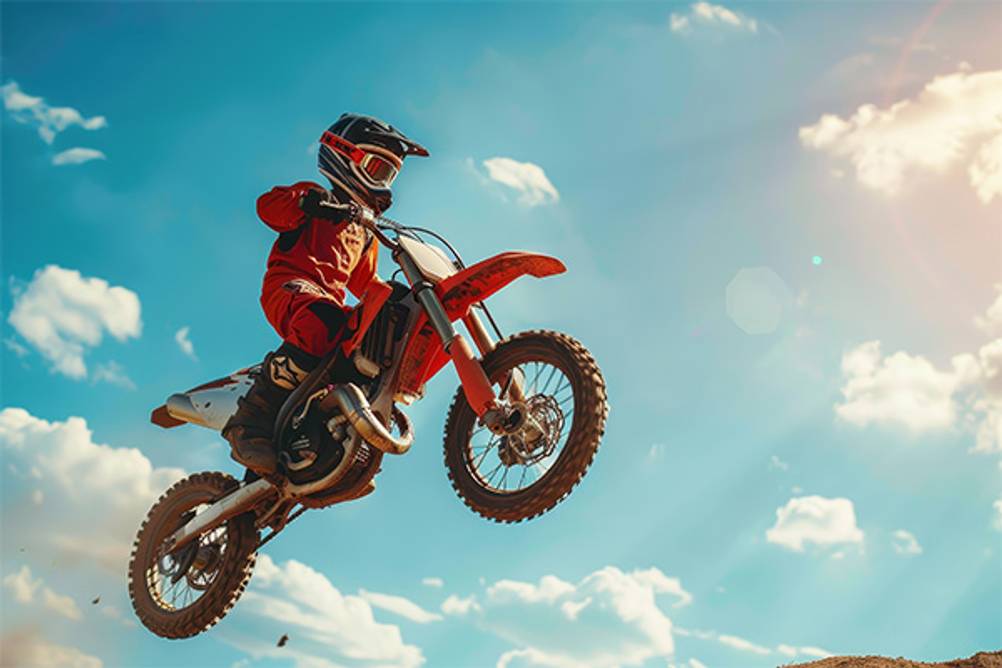 Kinder-Elektromotorrad im Test: Hier ein Junge, der mit einem Motorrad einen Sprung durchführt.