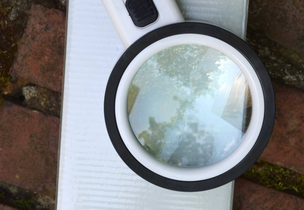 Elektronische Lupe getestet: Nahaufnahme des Glases.