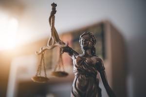 Test der elektronischen Fahrtenbücher: Nahaufnahme einer Statue der Justitia, der römischen Göttin der Gerechtigkeit.