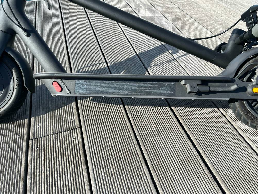 Elektroroller getestet: Nahaufnahme des Aufkebers mit Informationen an der Seite.