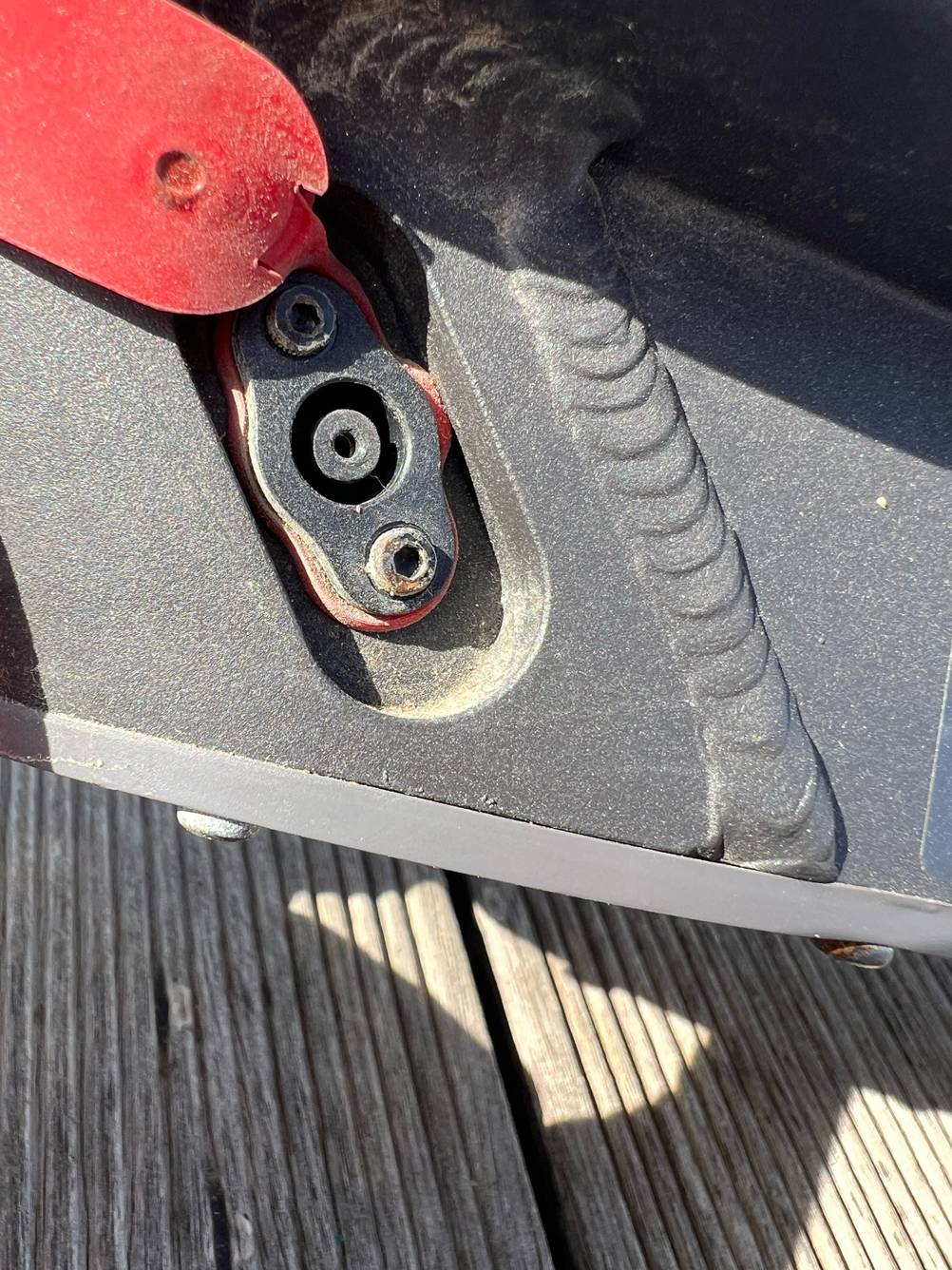Im Test: Nahaufnahme des Stromanschlusses eines Elektrorollers.