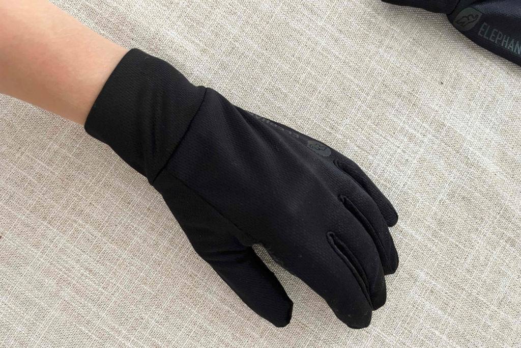 Im Test: ein Fitness-Handschuh angezogen.