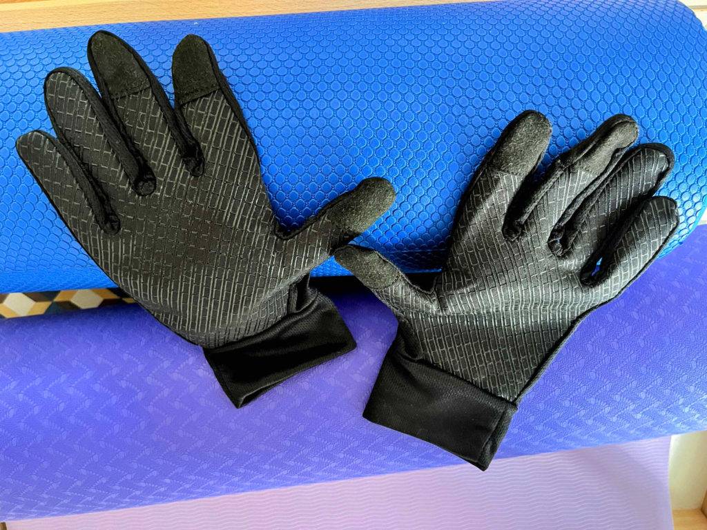 Getestete Elephantskin-Fitness-Handschuhe liegen auf einer Fitnessrolle.