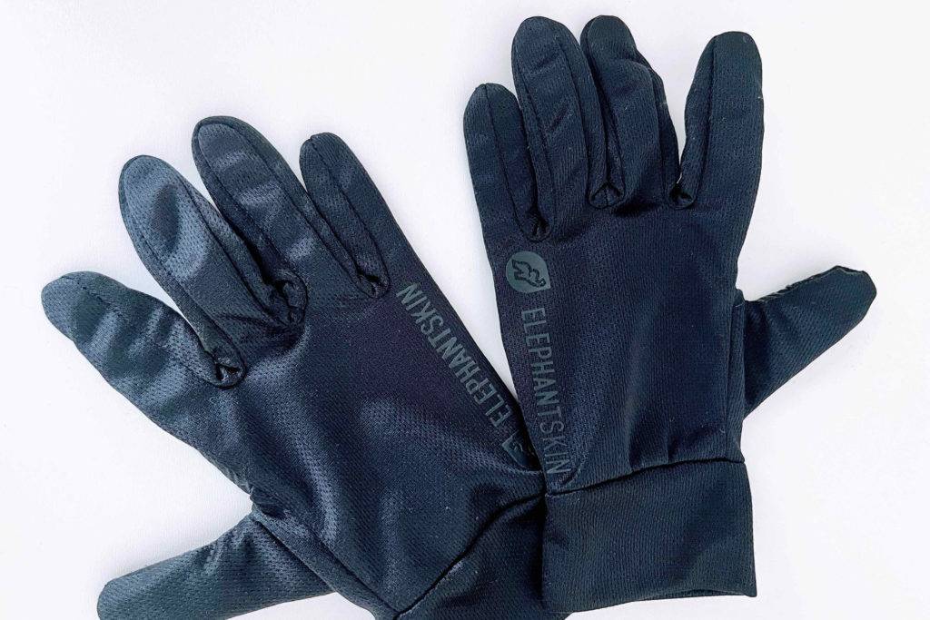 Getestete Fitness-Handschuhe von Elephantskin liegen auf einem weißen Untergrund.