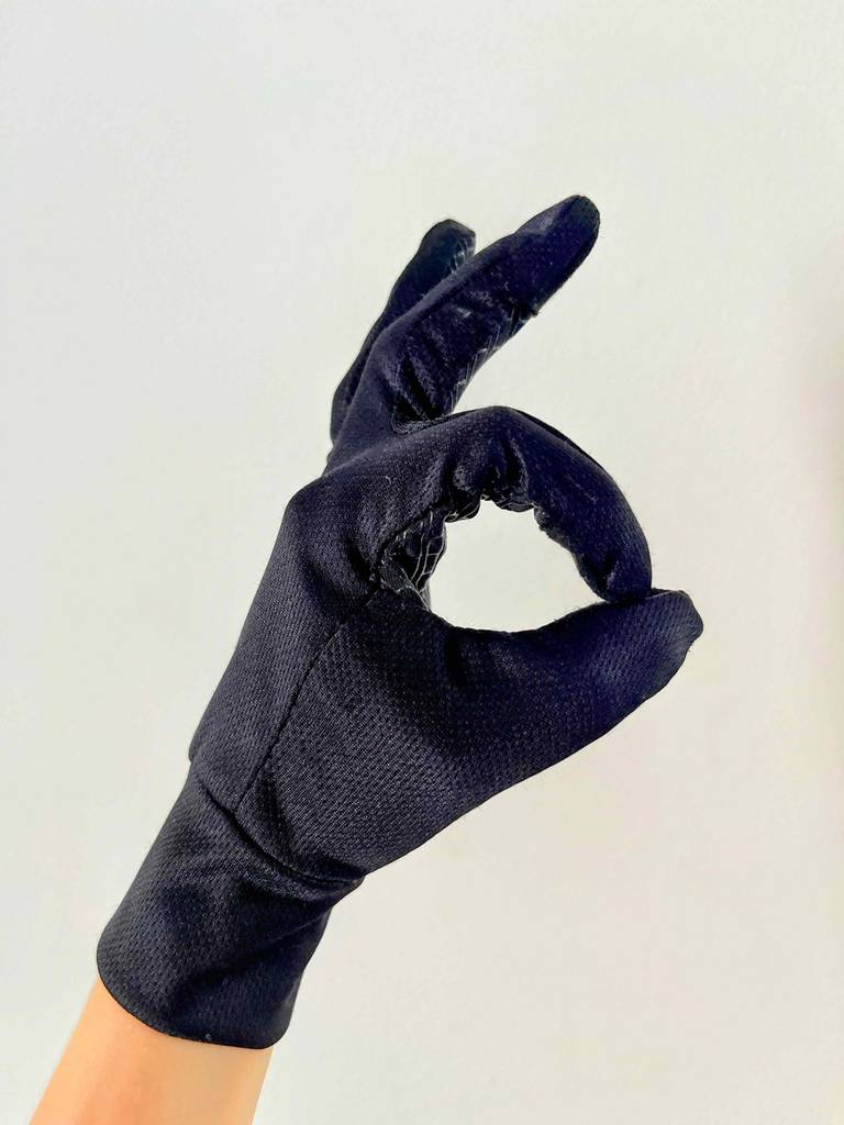 Fitness-Handschuhe im Test: ein geschlossener schwarzer Handschuh angezogen.