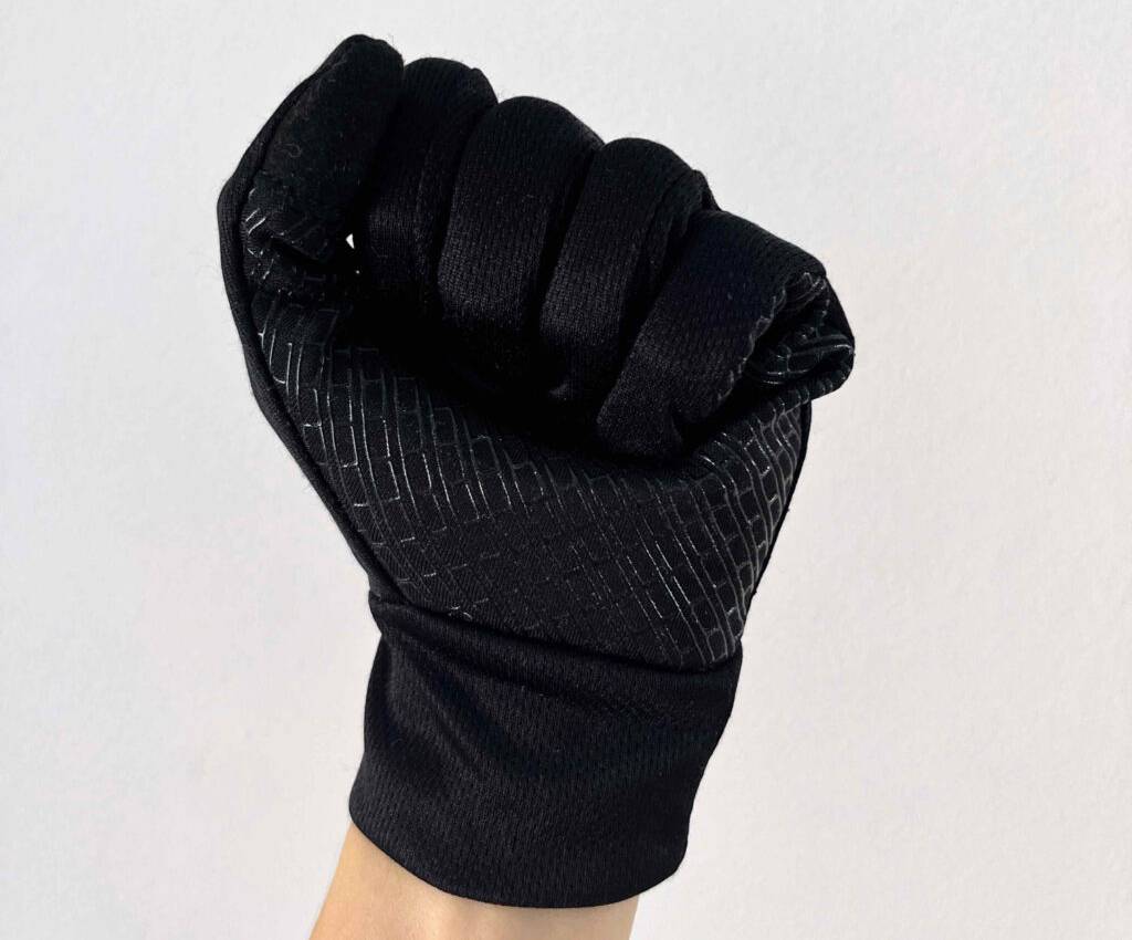 Im Test: ein Fitness-Handschuh angezogen, zur Faust geballt.