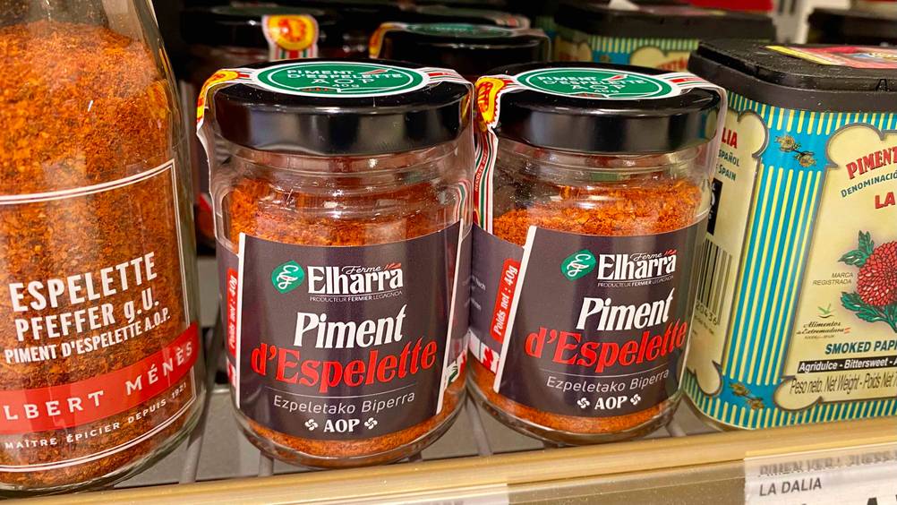 Piment d'Espelette-Test: Mehrere Gläser stehen in einem Verkaufsregal neben anderen Produkten.