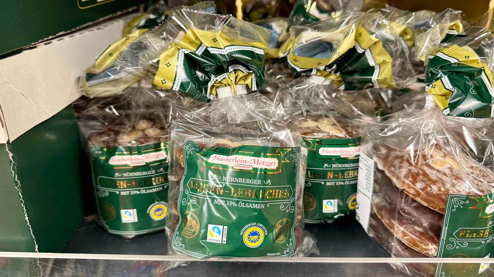 Mehrere Packungen des getesteten Elisen-Lebkuchens in einem Verkaufsregal.