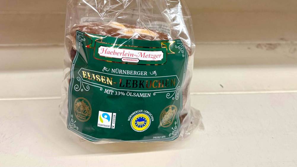 Elisen-Lebkuchen im Test: Nahaufnahme des Labels mit Logo und Artikelbezeichnung.