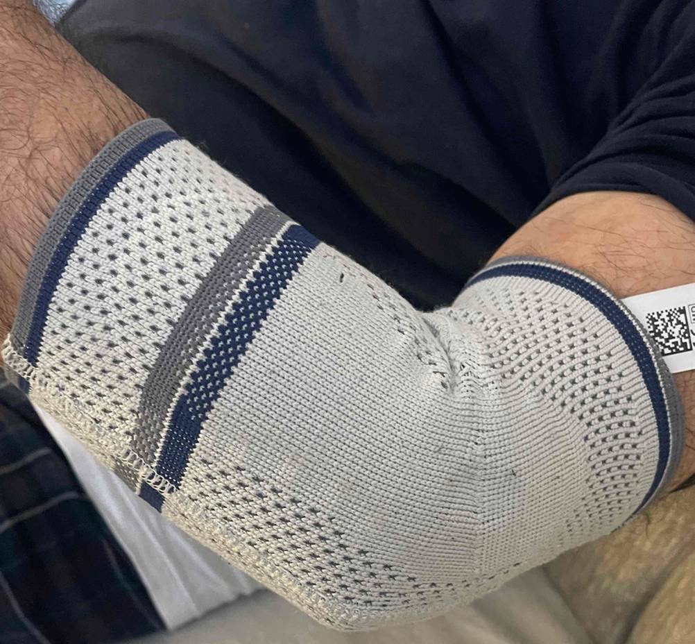 Blick auf eine angelegte Ellenbogenbandage im Test.