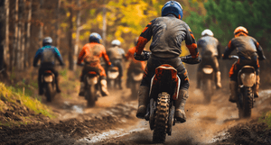 Ellenbogenschoner-Test: Mehrere Motocross-Fahrer fahren durch eine schlammige Landschaft. 