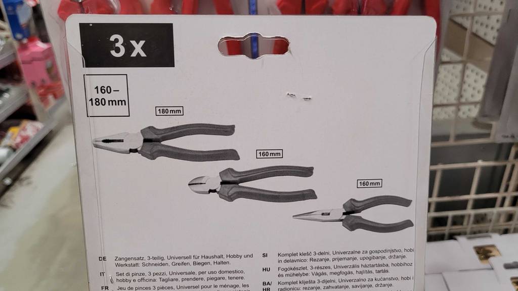 Auf der Rückseite der Verpackung eines getesteten Zangen-Sets stehen bebilderte Informationen zum Inhalt.