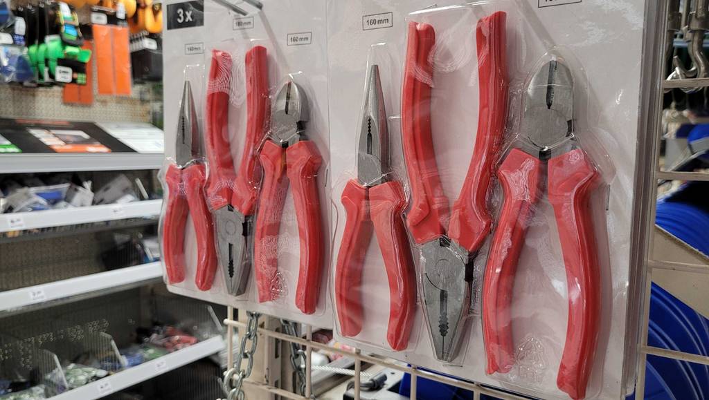 Zangen-Set im Test: Seitenansicht von verpackten Sets, die nebeneinander hängen.