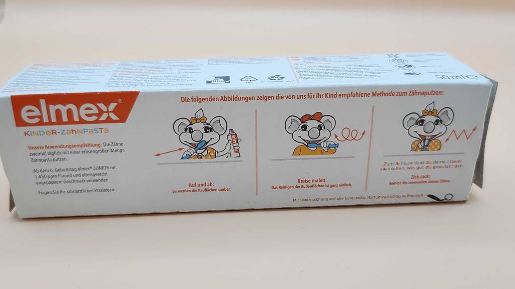 Auf der Verpackung einer getesteten Elmex Zahnpasta für Kinder ist die bebilderte Putzempfehlung.