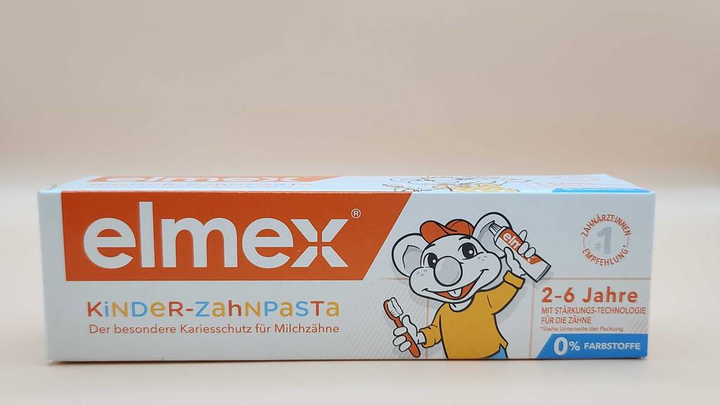 Frontansicht der Kartonverpackung einer getesteten Elmex Zahnpasta.