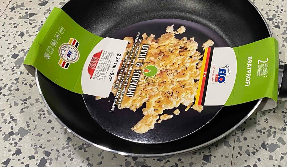 Nahaufnahme der Innenfläche und des Labels einer getesteten ELO-Pfanne.