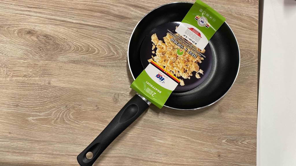 Eine getestete Elo-Pfanne mit einem Durchmesser von 24 cm liegt auf dem Boden. 