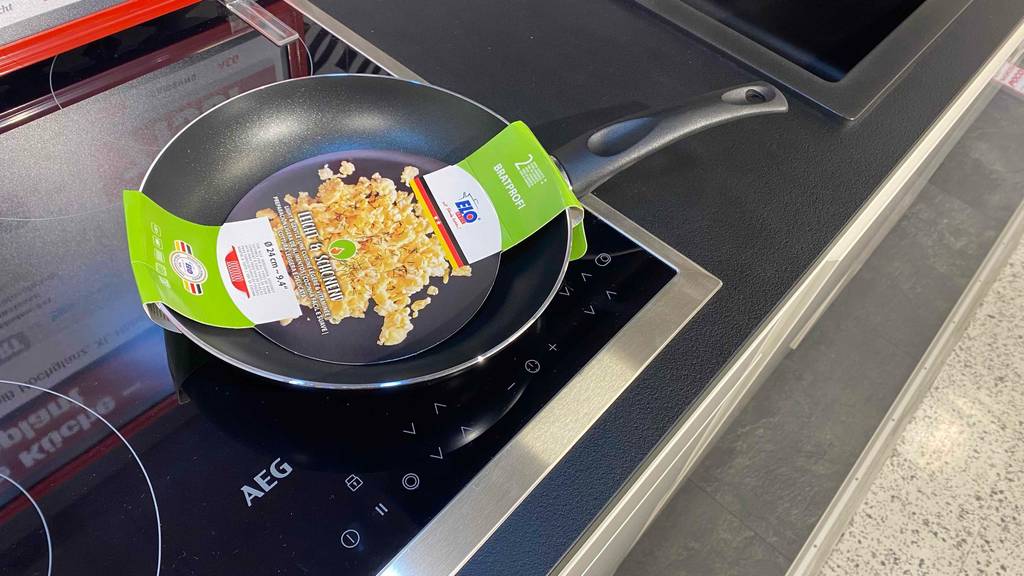 Eine getestete Elo-Pfanne befindet sich auf dem Küchenherd. 