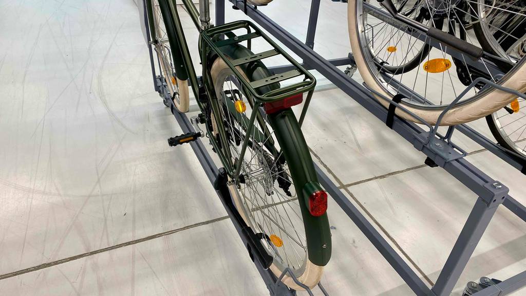 Herrenfahrrad im Test: Ansicht von hinten auf den Gepäckträger und das Rücklicht.