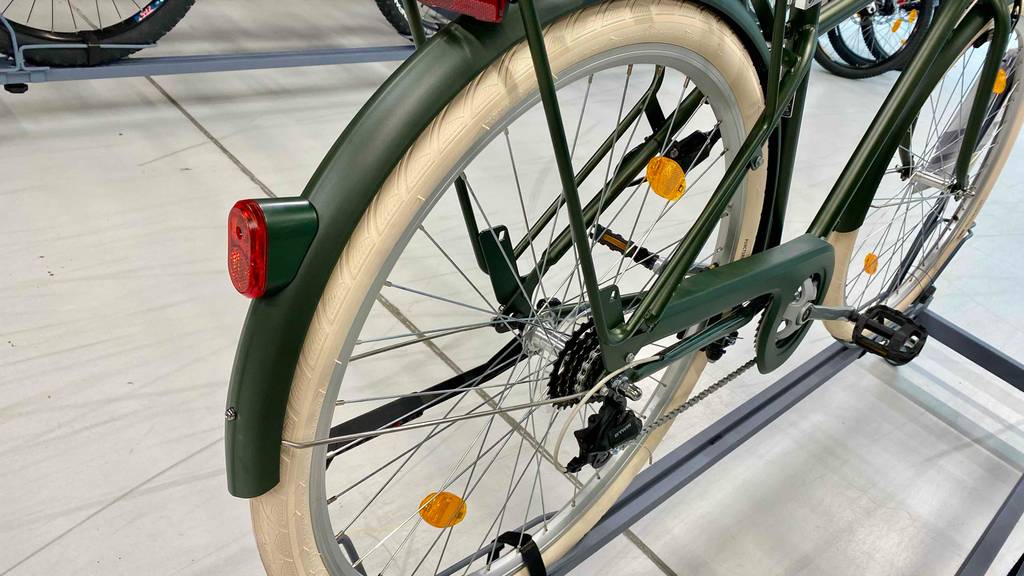 Detailansicht des Hinterreifens eines getesteten Herrenfahrrads.