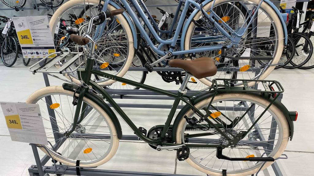 Im Test: Ein Herrenfahrrad, von der Seite betrachtet, steht mit einigen anderen Fahrrädern in einem Verkaufsraum.
