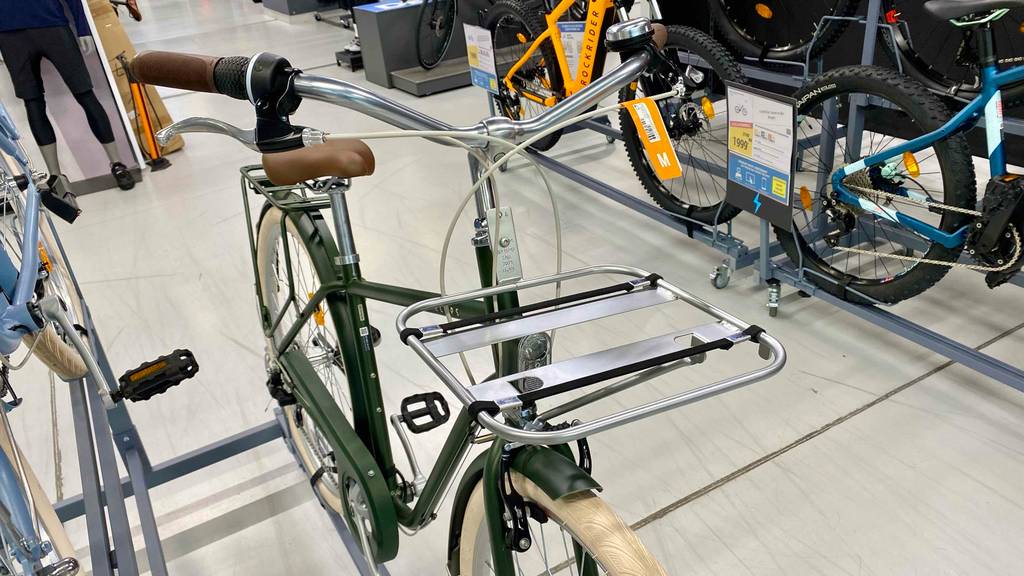 Herrenfahrrad im Test: Blick von vorn auf den Lenker und den Fahrradkorbhalter.