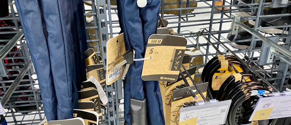 Mehrere Kettenschlösser nebeneinander in einem Regal hängend.