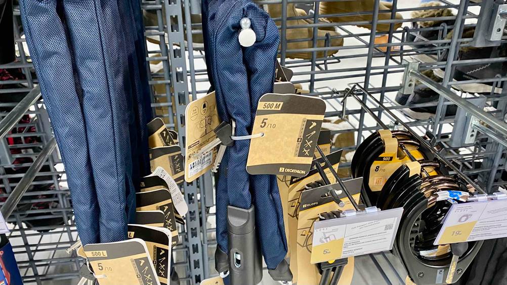 Mehrere getestete Kettenschlösser nebeneinander in einem Regal hängend.