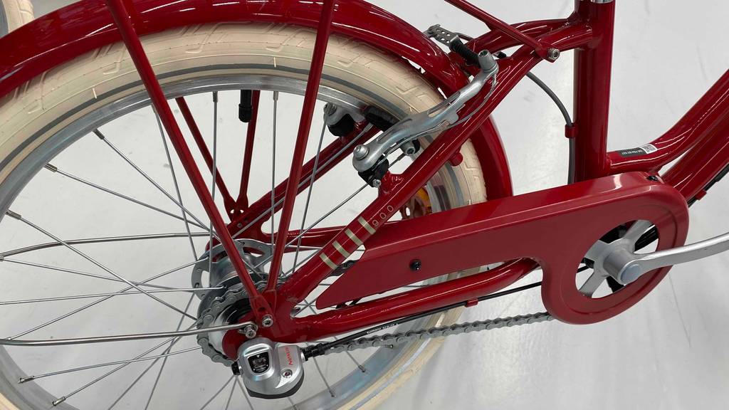 Hinterreifen mit Kette und Bremsen eines getesteten 20 Zoll Kinderfahrrads im Detail.