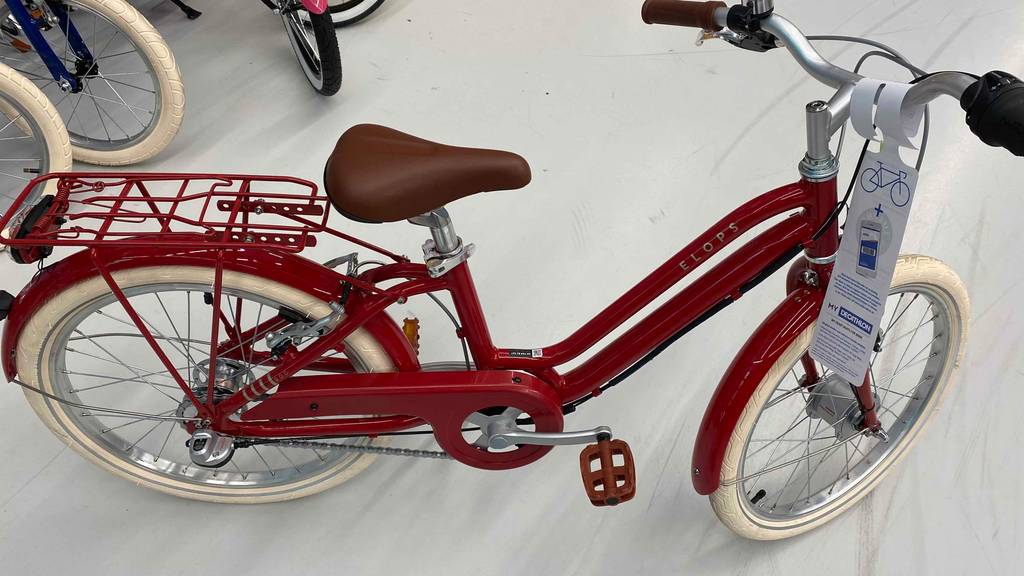Im Test: 20 Zoll Kinderfahrrad steht auf einem weißen Boden.