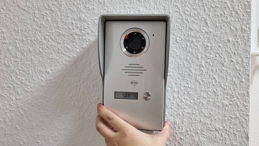 Video-Türsprechanlage an einer Hauswand