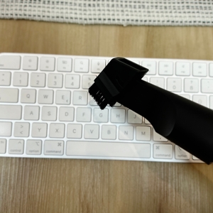 Eine Tastatur wird mit der kleinen Bürstendüse des Emerio VE-109959.14 Staubsaugers gereinigt. Der Fokus liegt auf dem präzisen Bürstenkopf.