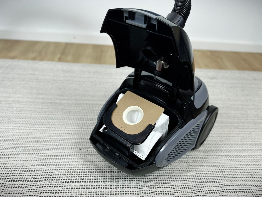 Der geöffnete Staubbeutelraum des Emerio VE-109959.14 zeigt einen eingesetzten Beutel. Der Deckel ist vollständig geöffnet.