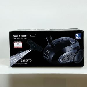 Die Verpackung des Emerio VE-109959.14 Staubsaugers zeigt das Gerät und die Bezeichnung „CompactPro“. Auf der Schachtel sind Produktabbildung und Hinweise zur Leistung sichtbar.