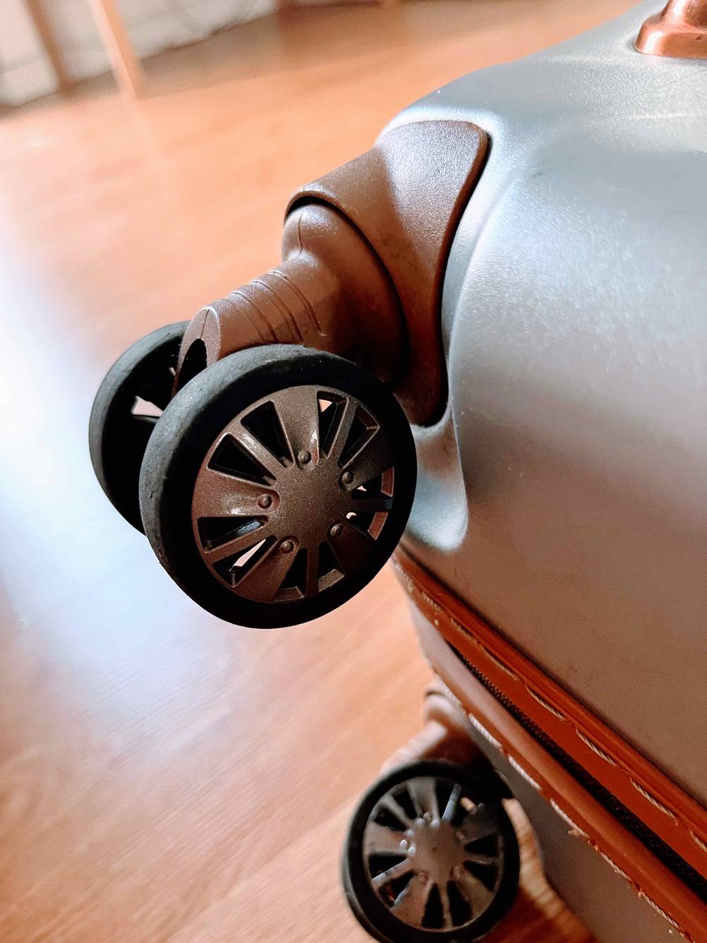 Leichte Koffer im Test: Detailansicht der Rollen eines Eminent Gold Koffers.