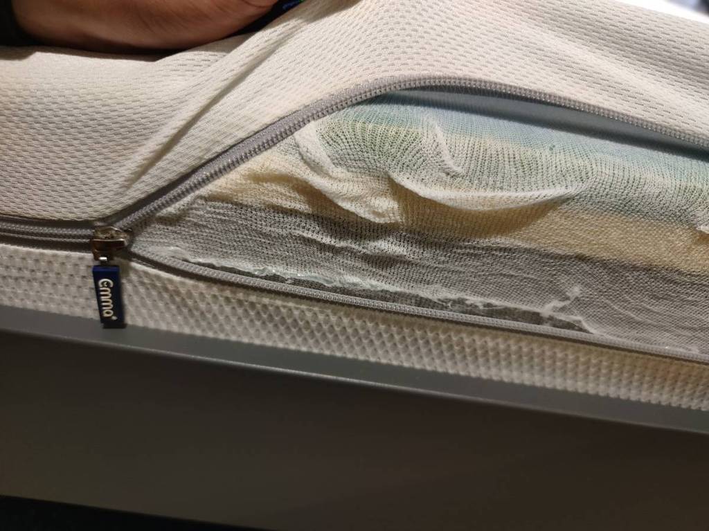 Taschenfederkernmatratzen im Test: Nahaufnahme des Materials einer Emma Federkern Matratze.