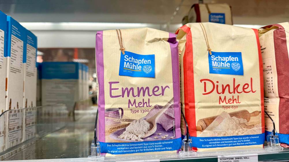 In einem Verkaufsregal steht das Emmermehl im Test neben anderen Produkten.