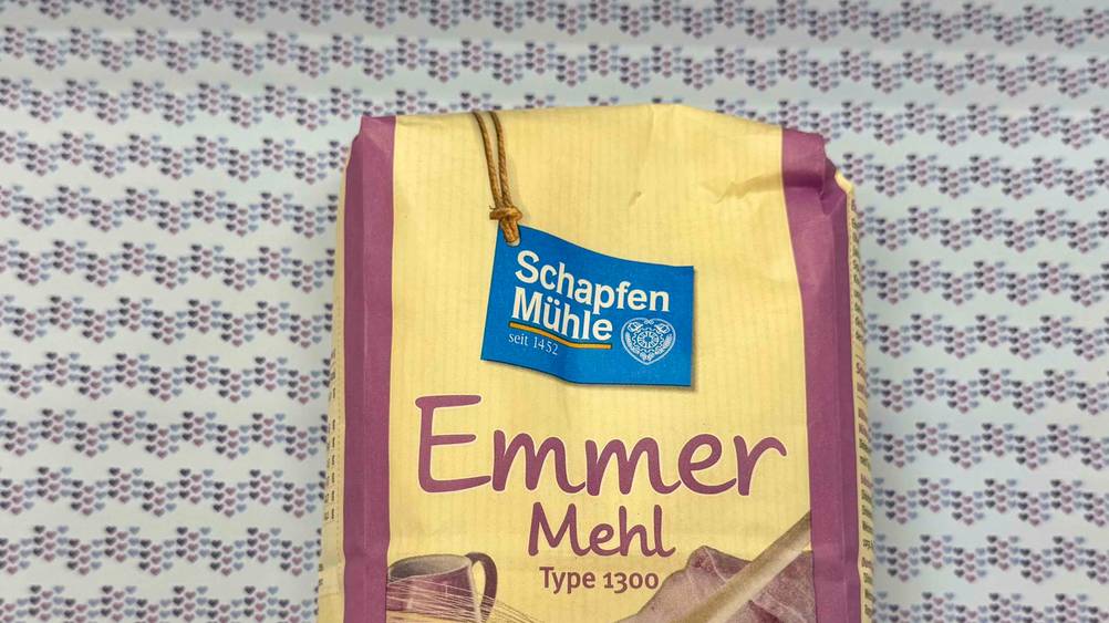 Emmermehl getestet: Nahaufnahme der Verpackung mit Logo und Artikelbezeichnung.