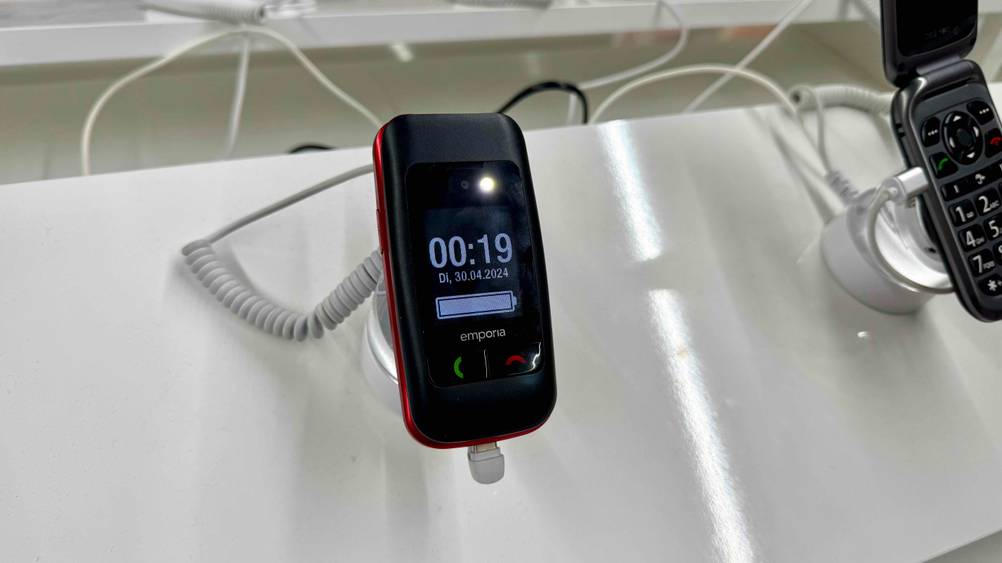 Das Emporia-Klapphandy im Test, zusammengeklappt mit Display.