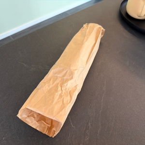 Die Emsa-Bludrop-Eco-Isolier-Trinkflasche liegt in ihrer Verpackung auf einer Arbeitsplatte