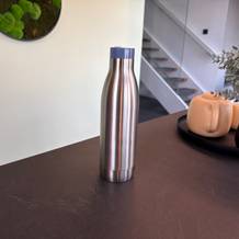 Die Emsa-Bludrop-Eco-Isolier-Trinkflasche steht auf einer Arbeitsplatte