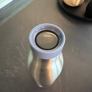 Der Deckel der Emsa-Bludrop-Eco-Isolier-Trinkflasche in Nahaufnahme