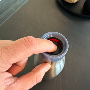 Eine Hand drückt auf den Deckel der Emsa-Bludrop-Eco-Isolier-Trinkflasche