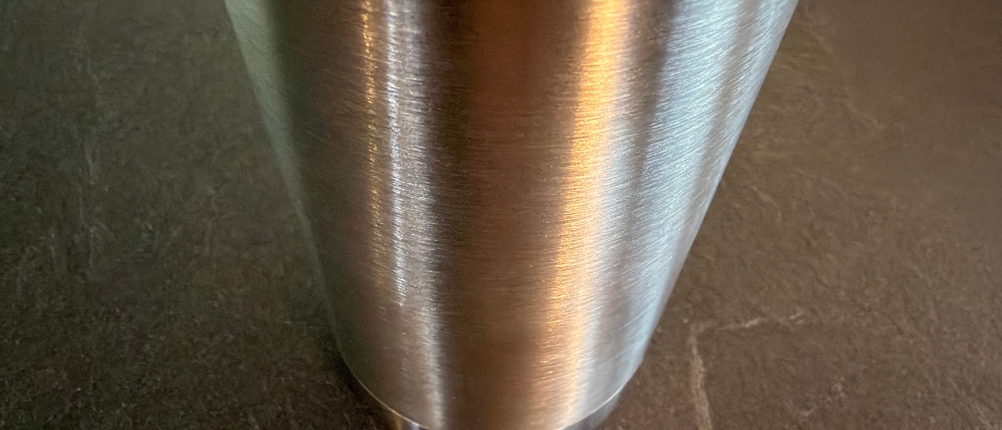 Das Material der Emsa-Bludrop-Eco-Isolier-Trinkflasche in Nahaufnahme