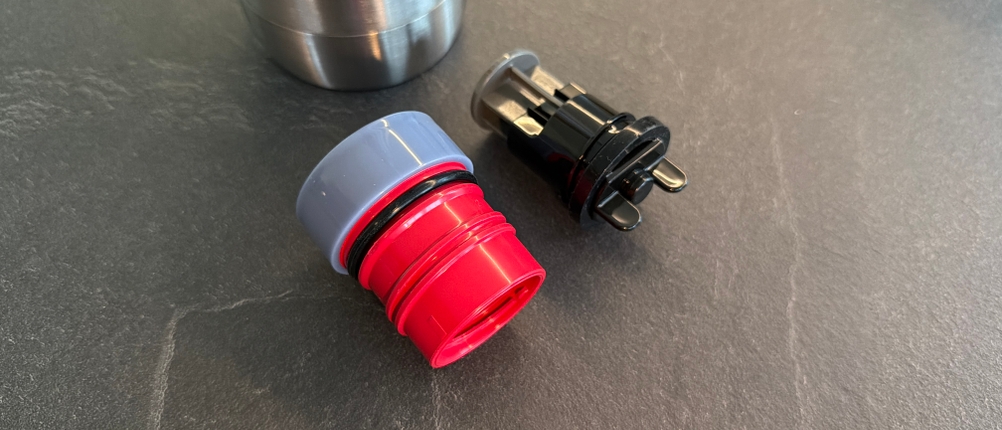 Der Deckel liegt auseinandergebaut neben der Emsa-Bludrop-Eco-Isolier-Trinkflasche