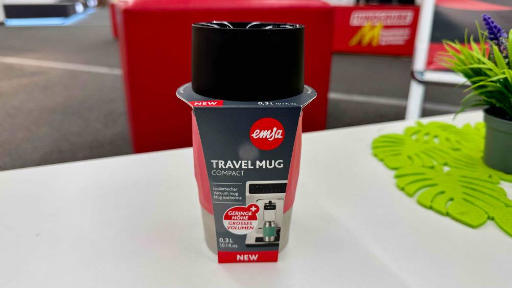 Getestet: Die Emsa-Isolierflasche auf einem weißen Tisch stehend.