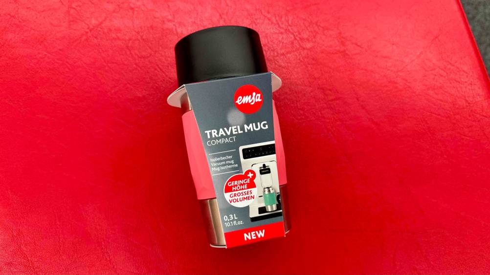 Auf einer roten Fläche liegt die Emsa-Isolierflasche im Test.