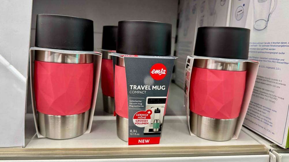 Mehrere der getesteten Emsa-Isolierflasche stehen in einem Verkaufsregal.