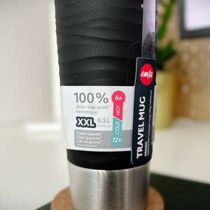 Informationen über den Emsa-Waves-Grande-Thermobecher auf einem Schild am Becher. Gezeigt wird die Füllmenge und die Dauer des Warm- bzw. Kalthaltens der Getränke.
